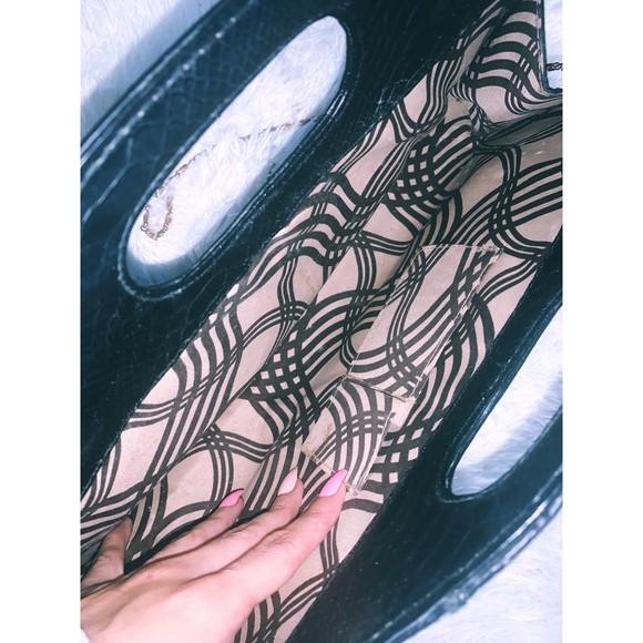 πβ¨Black Hand Purse w/ Gold Chainβ¨π - Picture 2 of 2